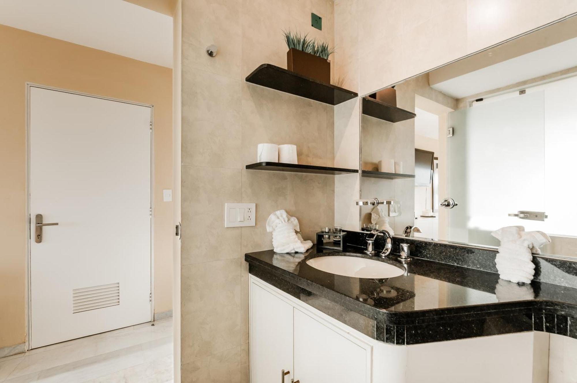 Brisas Beachfront Penthouses Канкун Екстер'єр фото